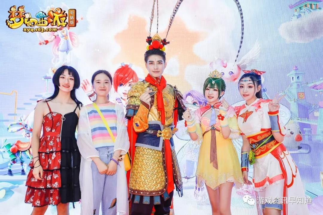 《梦幻西游》电脑版展示了萌萌的神兽公仔，周边展区，人气爆棚