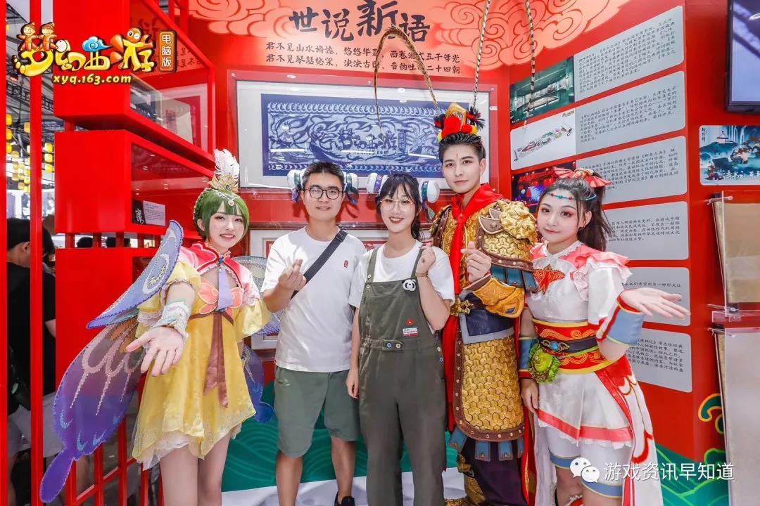 《梦幻西游》电脑版展示了萌萌的神兽公仔，周边展区，人气爆棚