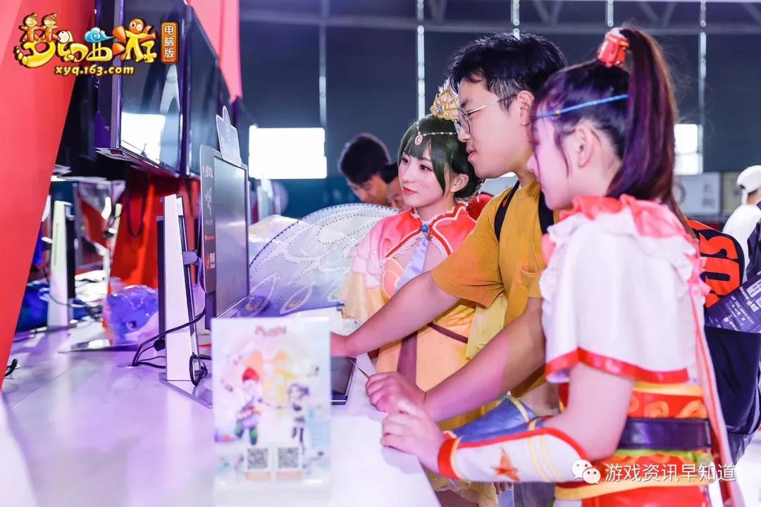 《梦幻西游》电脑版展示了萌萌的神兽公仔，周边展区，人气爆棚