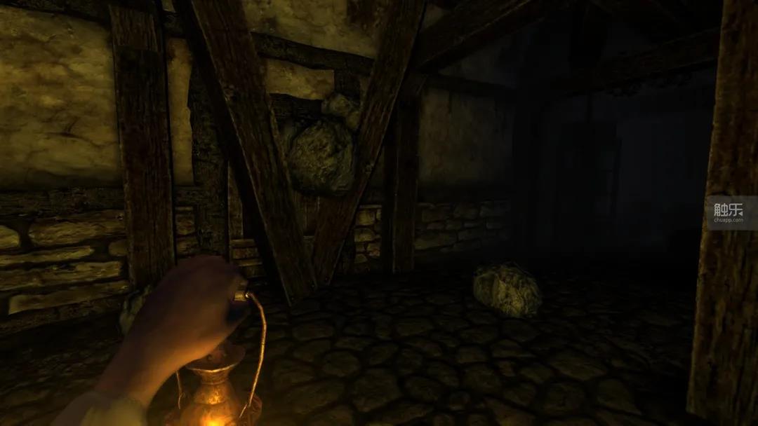 《失忆症:黑暗后裔》中没有任务系统或地图,但有一些提示