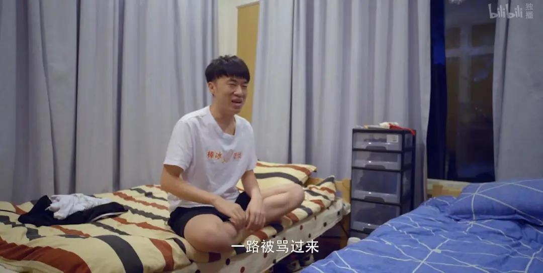 英雄联盟纪录片《来者何人》为你讲述电竞选手光鲜背后的艰辛