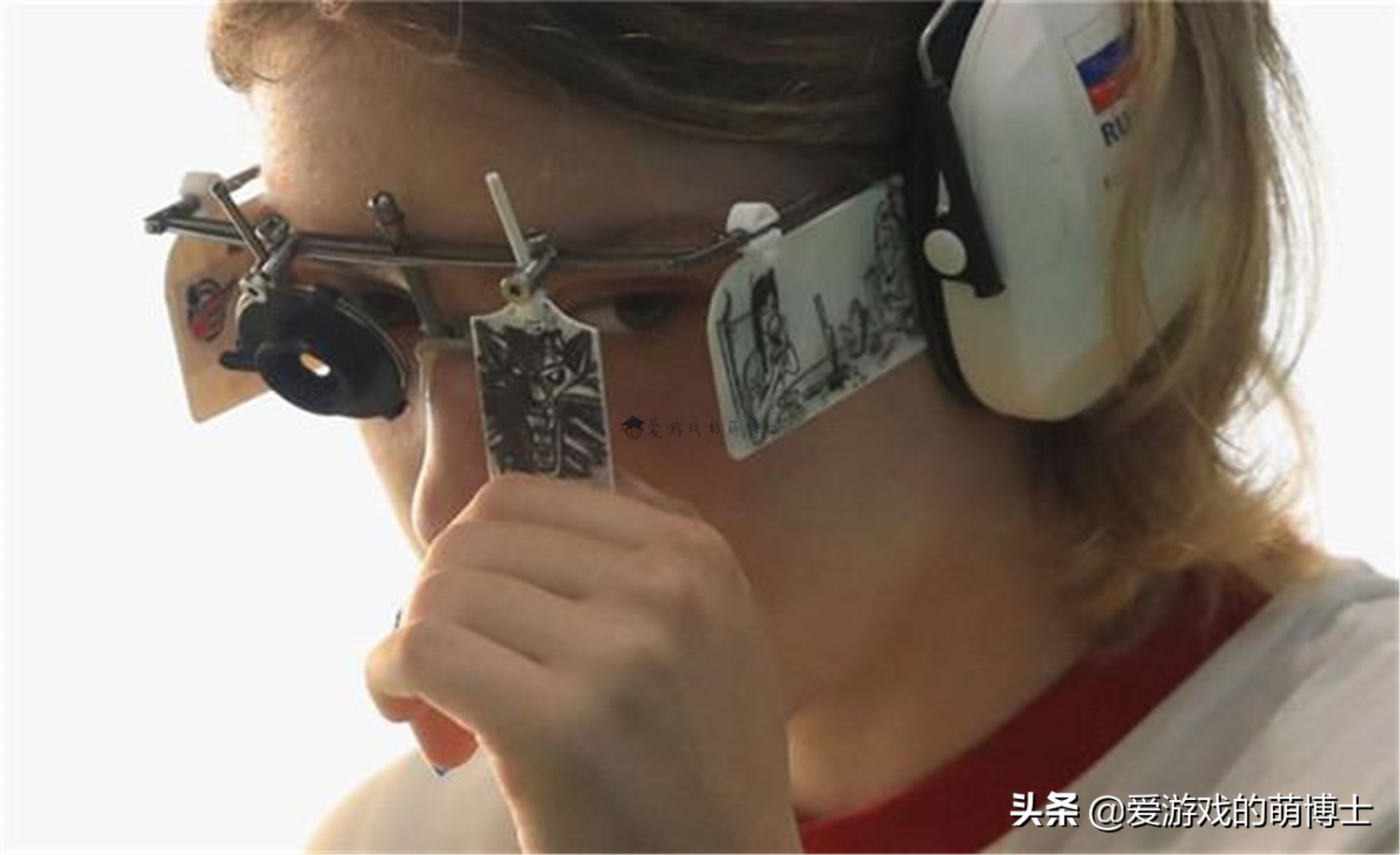 女子10米气手枪冠军居然比赛戴着《巫师》中的猫学派项链